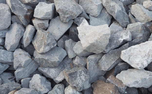 Batu pecah atau batu belah adalah salah satu jenis batu yang digunakan sebagai bahan material bangunan yang diperoleh dengan cara membelah atau memecah batu yang berukuran besar menjadi batu dengan ukuran yang lebih kecil dan beragam.